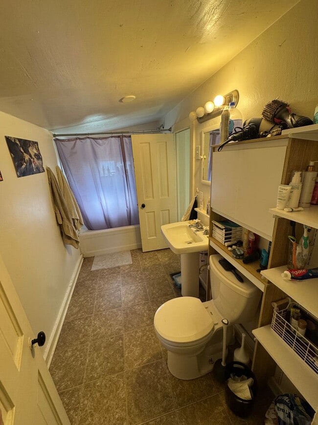 Building Photo - One Bedroom Cottage Available in Louisvill...