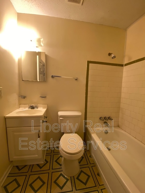 Building Photo - 127 Rolland St