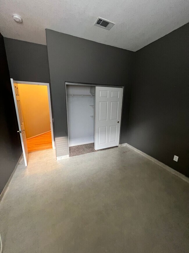 Building Photo - 4420 Putting Green Dr