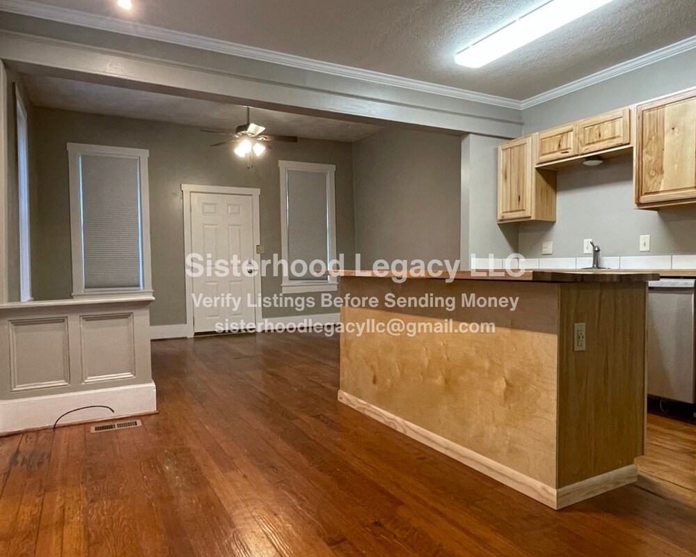 Building Photo - 838 S Oak St