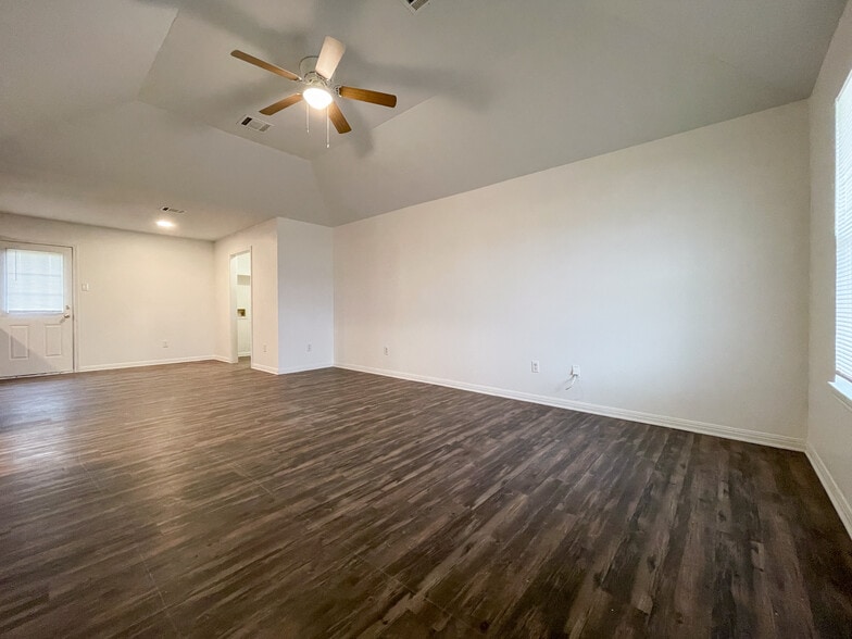 Building Photo - 177 Spring Country