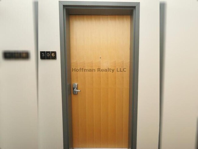 Building Photo - Chanel Side Condo