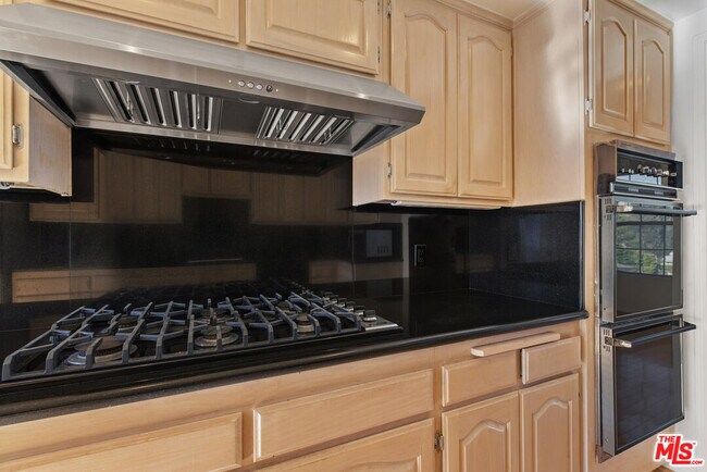 Building Photo - 2025 S Beverly Glen Blvd