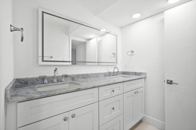 Building Photo - 4832 SE Anchor Ave