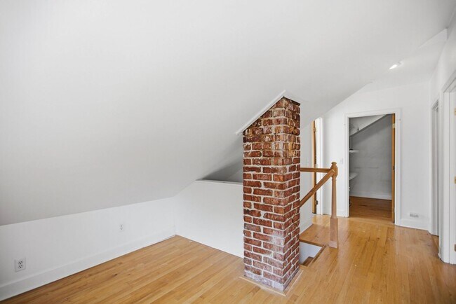 Building Photo - Steps from Green Lake ,6 bed 3 bath home with 2 kitchens and 2 laundry rooms.