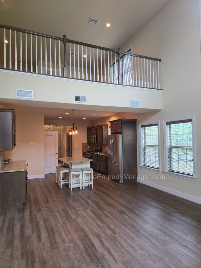 Building Photo - Duplex includes 2 car garage, laundry, pat...
