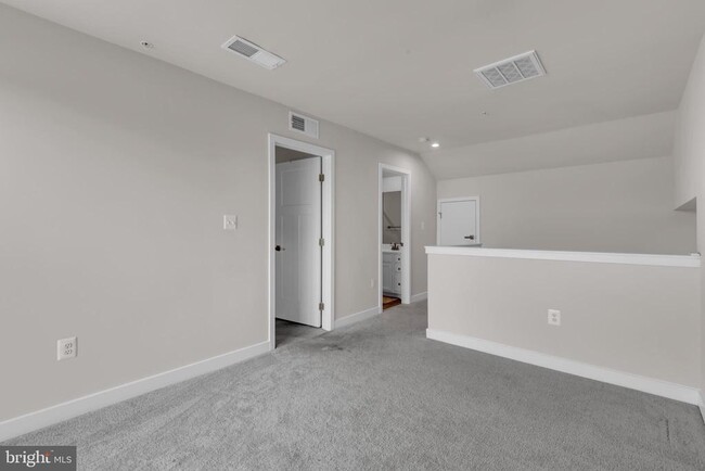 Building Photo - 14814 Townshend Ter Ave