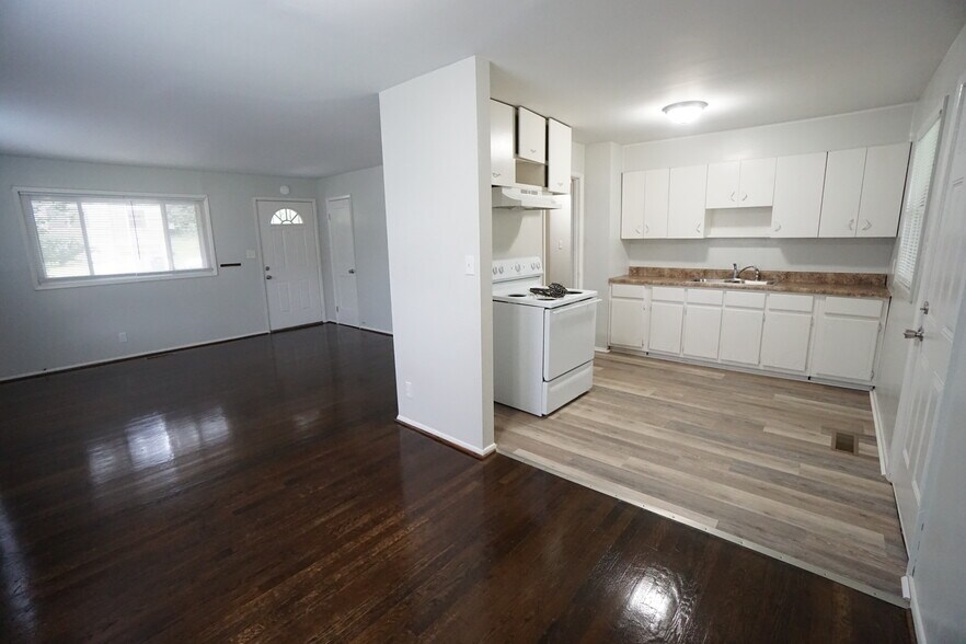 Building Photo - 112 13th Ave N