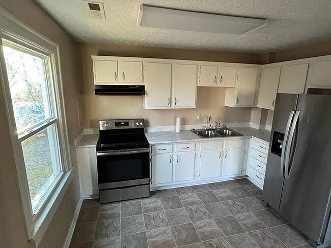 Building Photo - 305 E Park Ave