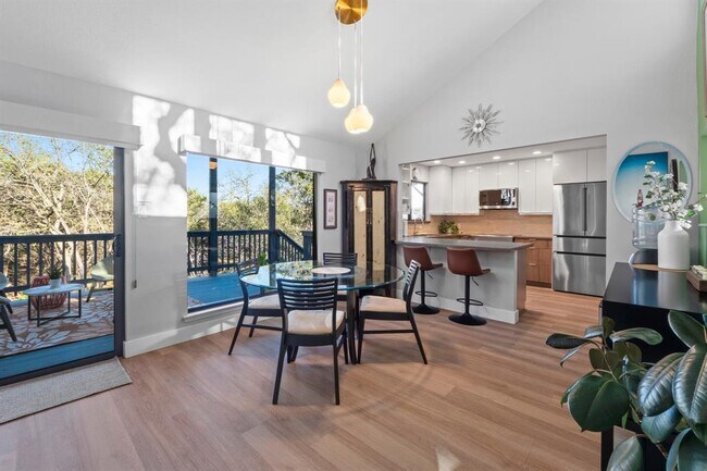 Building Photo - 2200 Homedale Dr