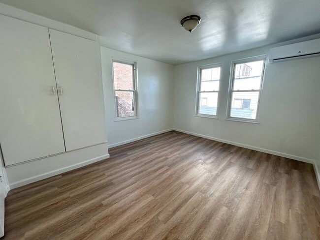 Building Photo - 681 Rhinelander Ave