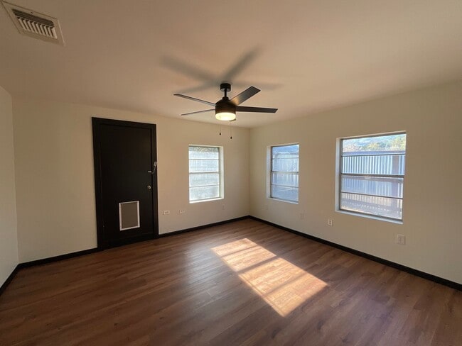 Building Photo - Available Now- 2 Bedroom 1 Bath in Granite...