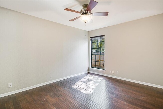 Building Photo - 11601 Three Oaks Trail