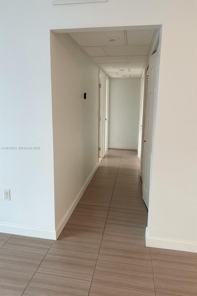 Building Photo - 400 Kings Point Dr