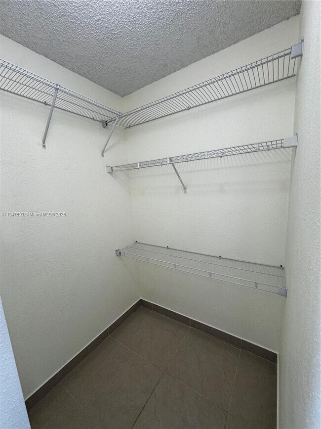 Building Photo - 863 Crystal Lake Dr