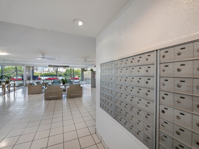 Building Photo - 2211 Ala Wai Blvd