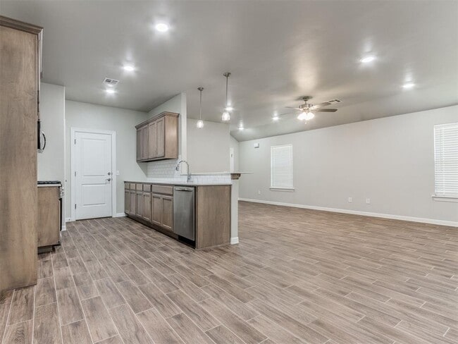 Building Photo - 616 Maleah Pl