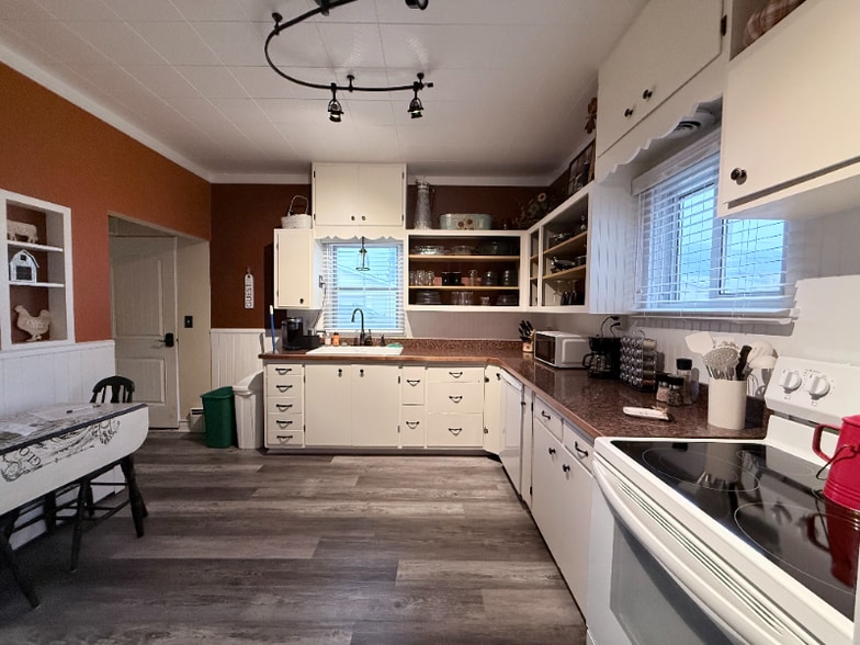 Building Photo - 105 3rd Ave W