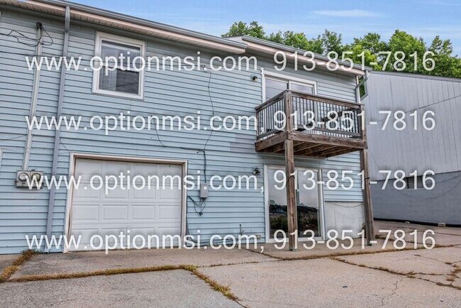 Building Photo - Newly remodeled, SPACIOUS and clean, avail...