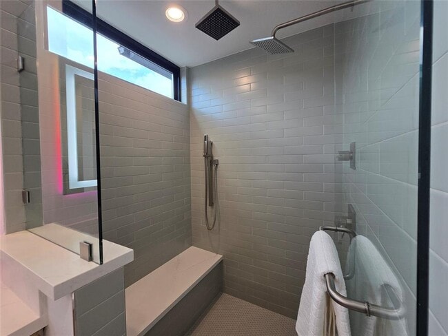 Building Photo - 1112 W N Loop Blvd