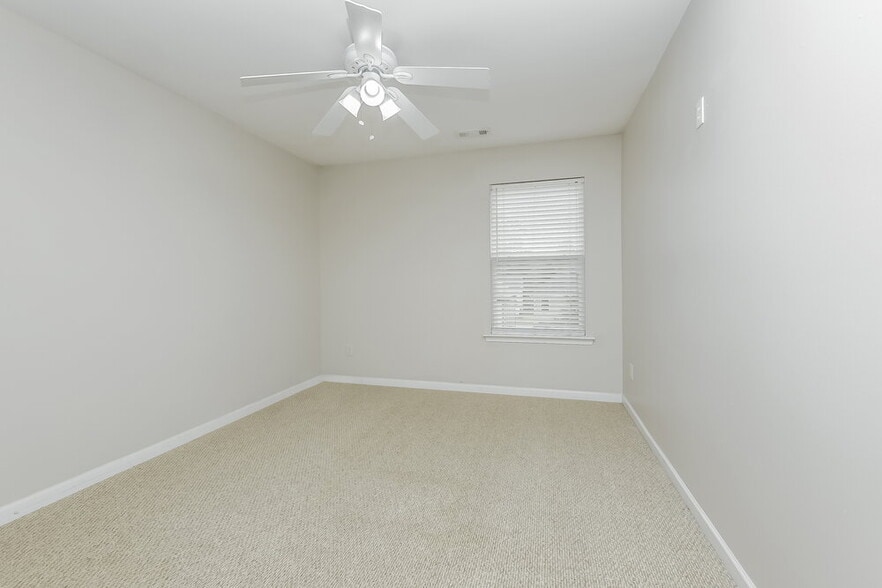 Building Photo - 136 Maple Hill Dr