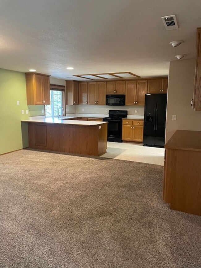 Building Photo - Quiet Peaceful 3 bedroom 2 bath Single Level home located in Central Point