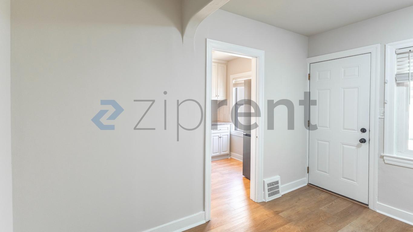 Building Photo - Unit 4