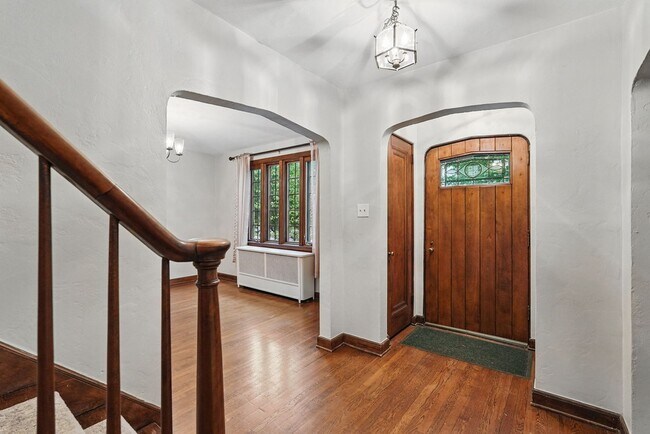 Building Photo - 321 Jefferson Dr
