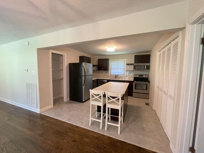 Building Photo - Stylishly Renovated & Prime Location!