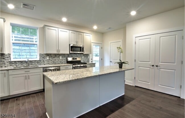 Building Photo - 702 Parkview Ln