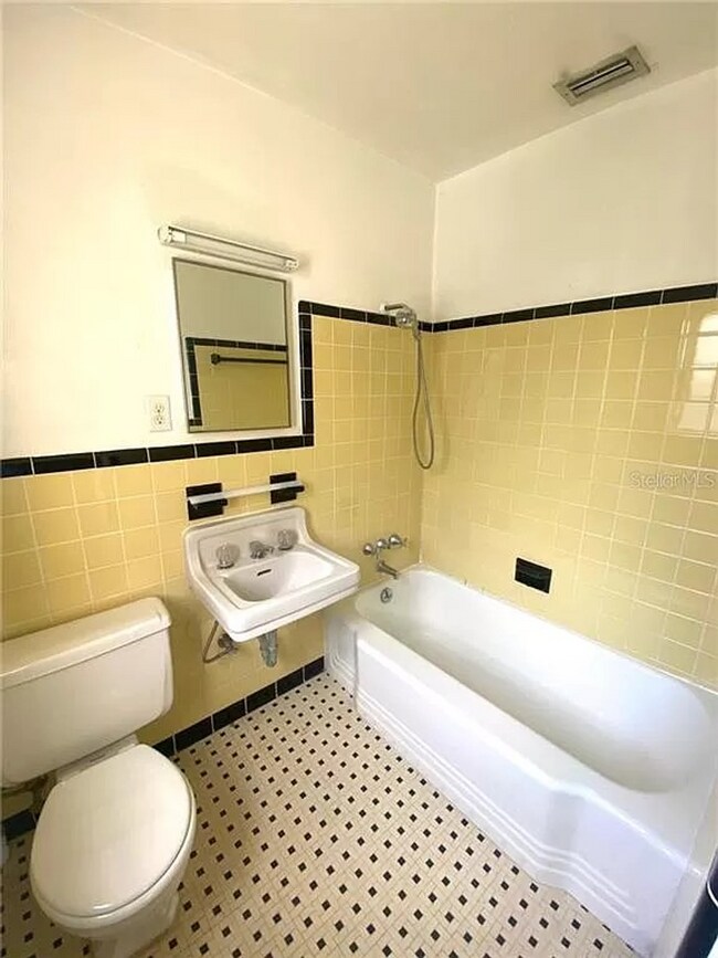 Building Photo - Spacious 3/2 home available now, and conveniently located near downtown and Manatee Hospital