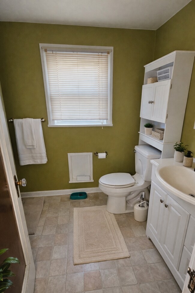 Building Photo - 3 Bedroom 1.5 Bath **Coming Soon**