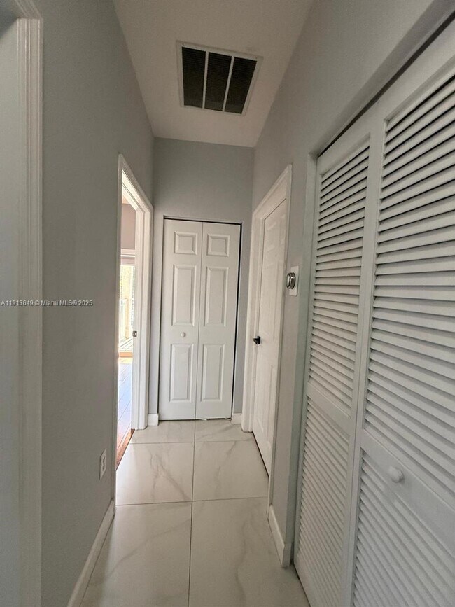 Building Photo - 239 SE 31st Terrace