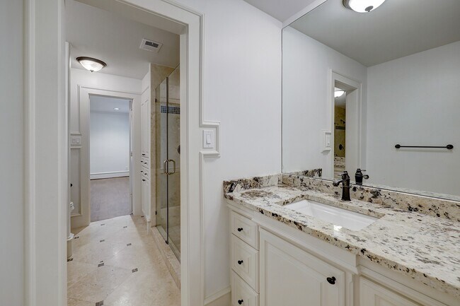 Building Photo - 14123 Carolcrest Cir