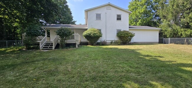 Building Photo - 819 Elm St