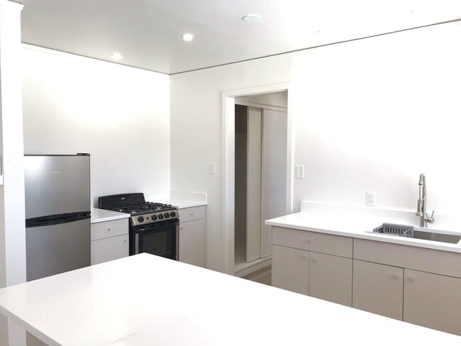 Building Photo - Renovated 1 bedroom. Great Los Alamos location, No Carpet!