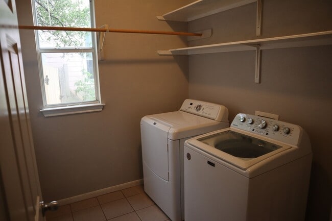 Building Photo - 4 Bed 2.5 Home in San Marcos, TX