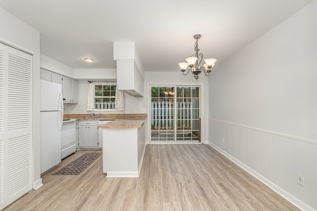 Building Photo - Beautifully Maintained 2-Bedroom Townhome in Desirable Cary Location