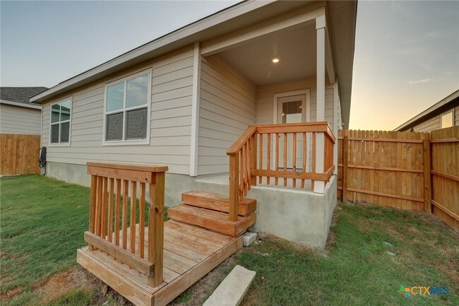 Building Photo - 1945 Redstart