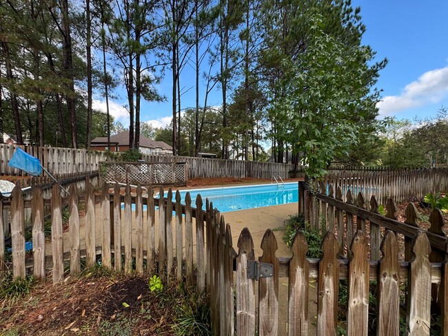 Building Photo - Deatsville Home with Pool and Large Garage