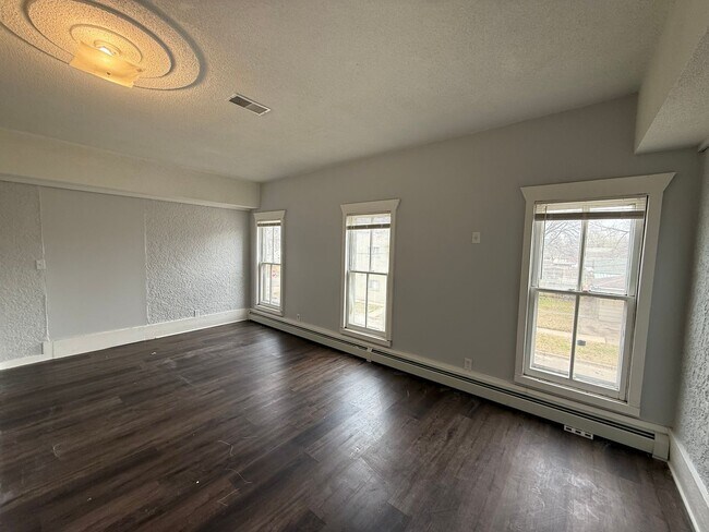 Building Photo - 555-565 N Kent St