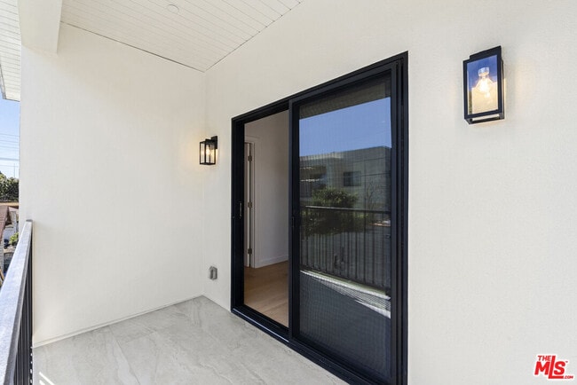 Building Photo - 822 N Orange Grove Ave