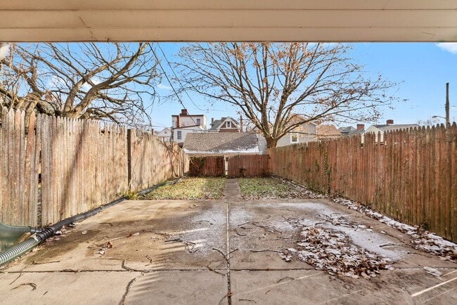 Building Photo - 4 bed 1.5 bath - completely updated, central air, patio.  Great location