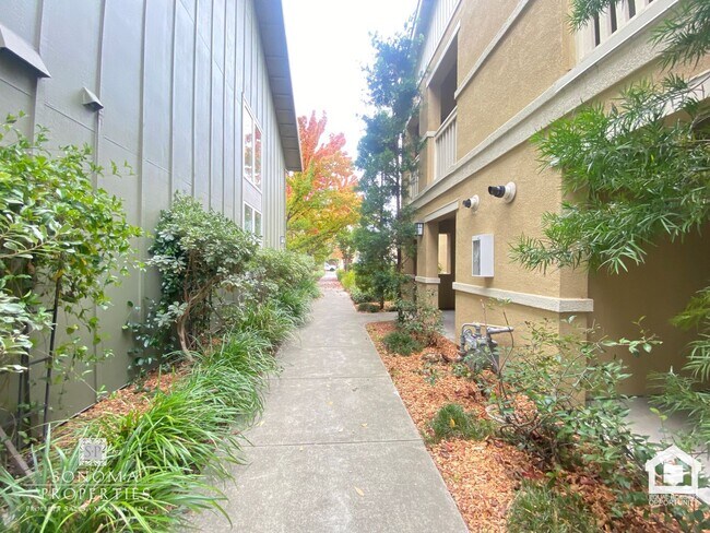 Building Photo - Must-See Charming Ground-Level 1 Bedroom Apartment