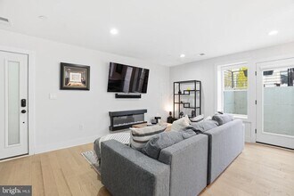 Building Photo - 616 Quebec Place NW