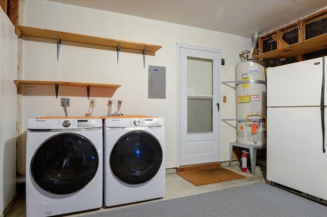 Building Photo - Great Home in Secure Complex