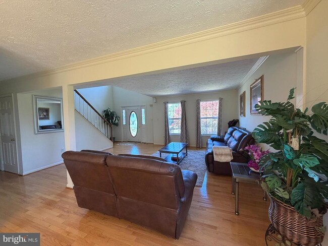 Building Photo - 407 Tamarack Cir