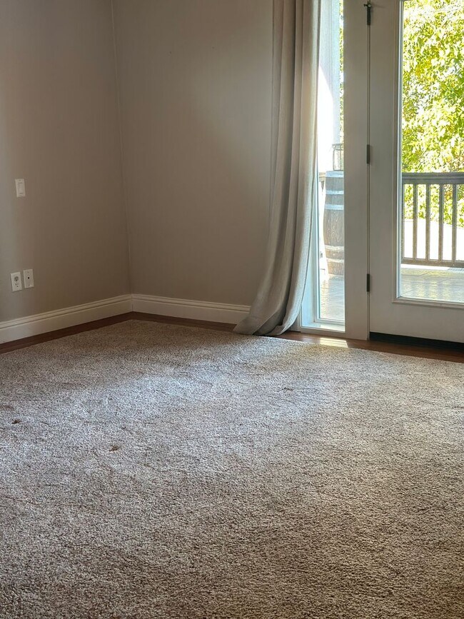 Building Photo - Amazing Price! Amazing Location!