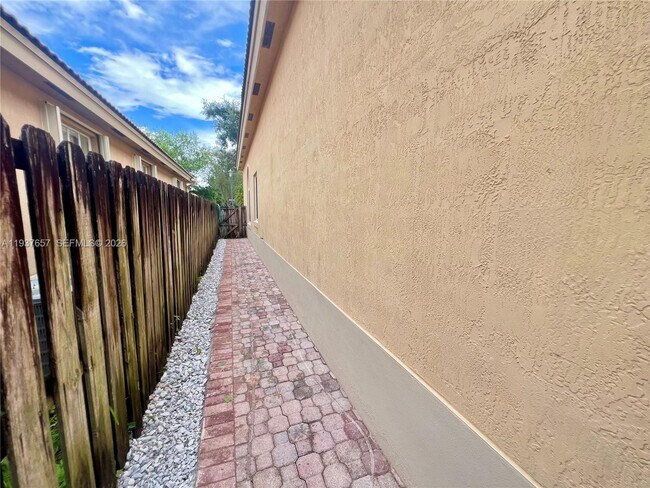 Building Photo - 16020 SW 91st Ct