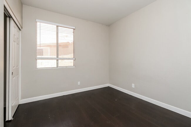 Building Photo - 3353 E Santa Fe Ln